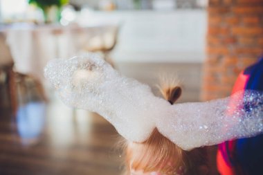 Childs'ın kafasına sabun köpüğü