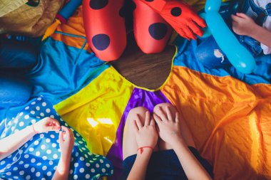 çocuklar için animatör uzun topları açılırsa