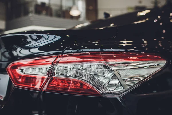 Luz traseira, com reflexos brilhantes auto corpo preto — Fotografia de Stock