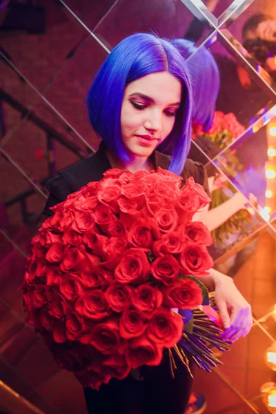 Retrato de una joven hermosa mujer oliendo flores — Foto de Stock