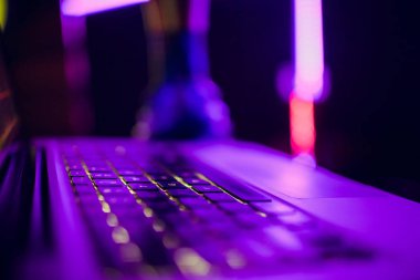 DJ oynarken müzik karıştırıcı portre