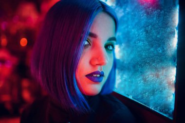 Portre mavi saçlı güzel kız