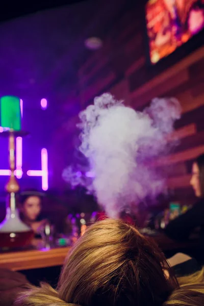 Zbliżenie Młoda, piękna dziewczyna dym hookah club. Kobieta dla palących. Mody — Zdjęcie stockowe