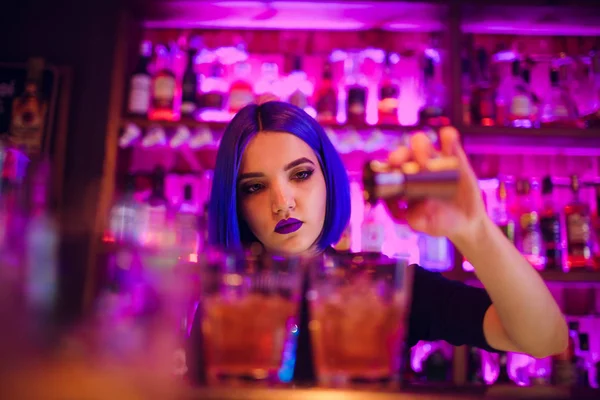 Barista donna. ragazza con i capelli blu. cocktail making nel bar notturno — Foto Stock