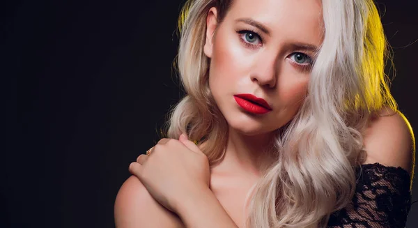 Retrato de mulher de luxo com cabelo perfeito e loira de maquiagem . — Fotografia de Stock