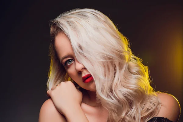 Retrato de mujer de lujo con cabello perfecto y rubia de maquillaje . — Foto de Stock