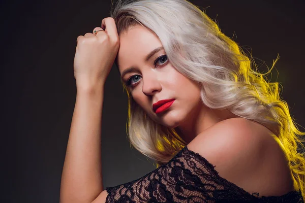 Retrato de mujer de lujo con cabello perfecto y rubia de maquillaje . — Foto de Stock