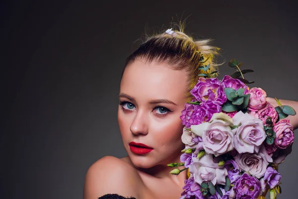 Retrato de close-up de uma sensual senhora da primavera em uma coroa de flores. Fundo preto. Beleza, cosméticos. Maquilhagem . — Fotografia de Stock