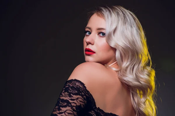 Luxusní žena portrét s perfektní vlasy a make-up blondýna. — Stock fotografie