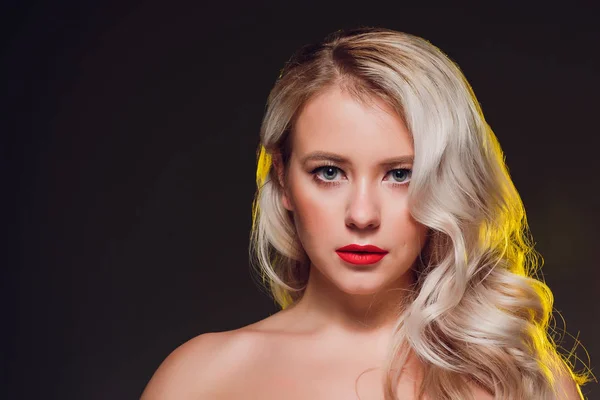Luxus-Frauenporträt mit perfekten Haaren und Make-up Blondine. — Stockfoto