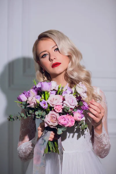 Hübsches junges Mädchen. blonde Frau mit luxuriösen langen lockigen Haaren. Bräute morgens. Brautstrauß in die Hand nehmen — Stockfoto