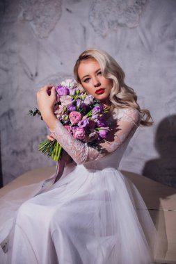 Güzellik Sarışın kadın portre. Piyano oturup uzun kıvırcık sarı saçlı güzel gelin. Beyaz saç. Mükemmel cilt ve makyaj. Saç uzatma.