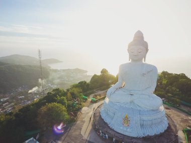 Beyaz yeşim mermer Suryakanta Myanmar Burma ile süslenmiş havadan görünümü büyük Buda Phuket Tayland yüksekliği 45 m. betonarme yapısı