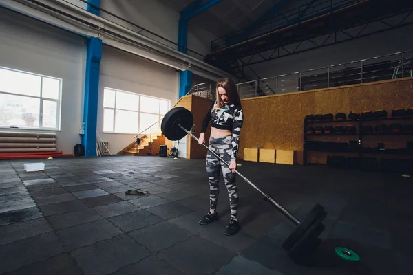 Vonzó fiatal sport nő súlyzó. Deadlift. csökkent a súlyzók, csepp a súlyzók, az emeleten — Stock Fotó