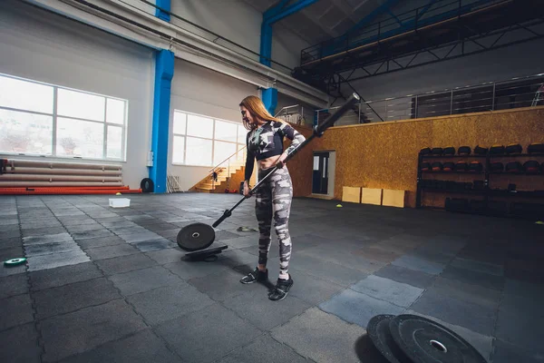 Aantrekkelijke jonge sport vrouw met barbell. Deadlift. daalde de halters, druppels de halters op de verdieping — Stockfoto