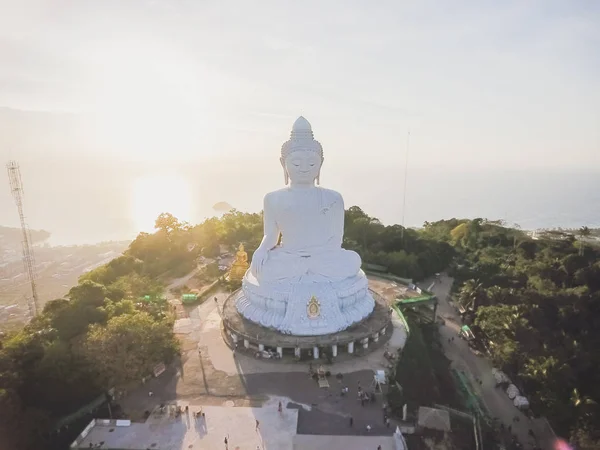 Aerial view Big Buddha Phuket Thaimaa Korkeus 45 m. Vahvistettu betonirakenne koristeltu valkoinen jade marmori Suryakanta Myanmar Burma — kuvapankkivalokuva