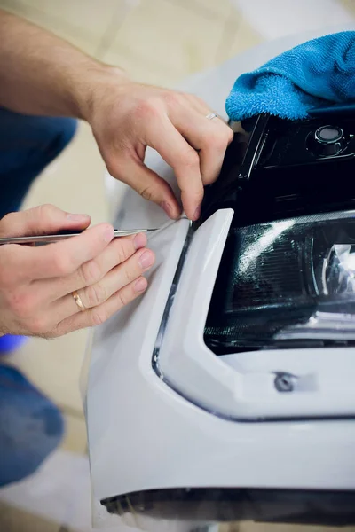 Proteção de pintura de carro, proteger a instalação de revestimento faca de escultura — Fotografia de Stock