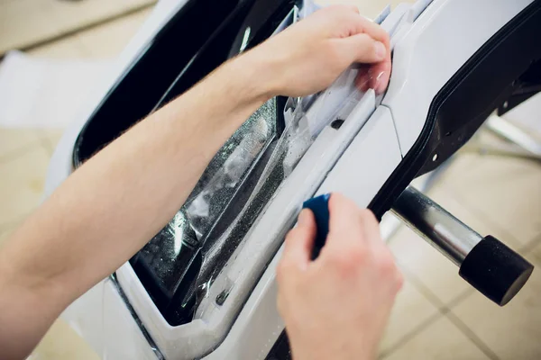 Proteção de pintura de carro, proteger a instalação de revestimento — Fotografia de Stock