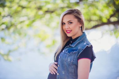 Genç hamile kadın arka plan konut binası