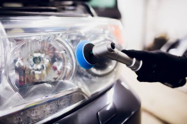 Araba Perdah holding balmumu işçisi eller Lehçe ve Lehçe araba ayrıntılı veya valeting kavramı açık beyaz otomatik far