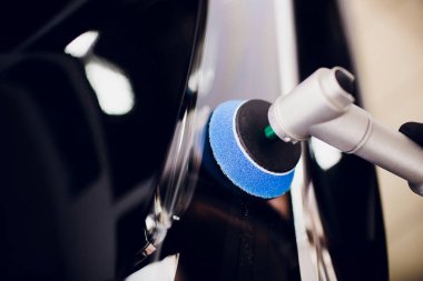 Araba Perdah holding balmumu işçisi eller Lehçe ve Lehçe araba ayrıntılı veya valeting kavramı açık beyaz otomatik far