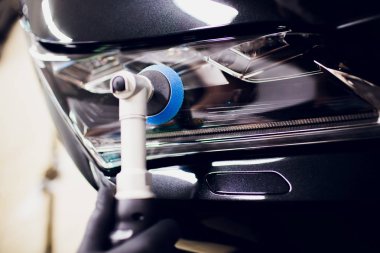 Araba Perdah holding balmumu işçisi eller Lehçe ve Lehçe araba ayrıntılı veya valeting kavramı açık beyaz otomatik far