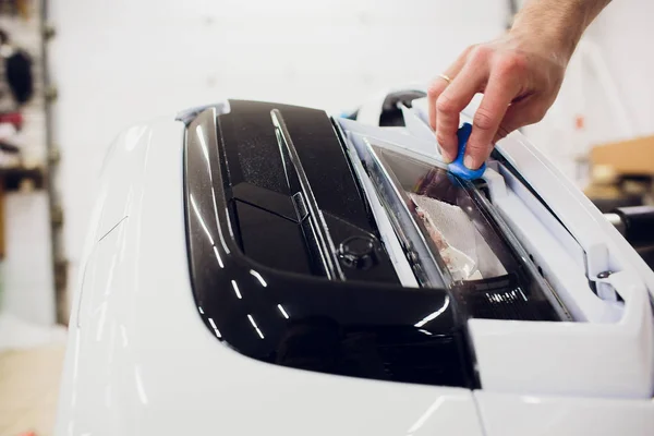 Proteção de pintura de carro, proteger a instalação de revestimento — Fotografia de Stock