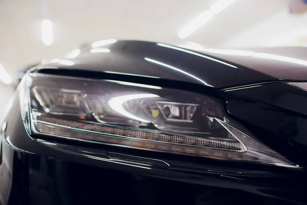 Luce posteriore, con riflessi brillanti auto corpo nero — Foto Stock