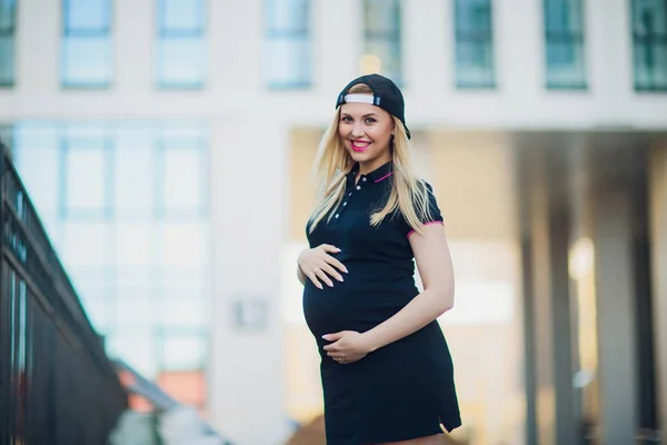 Jovem grávida mulher no fundo Residencial Edifício — Fotografia de Stock