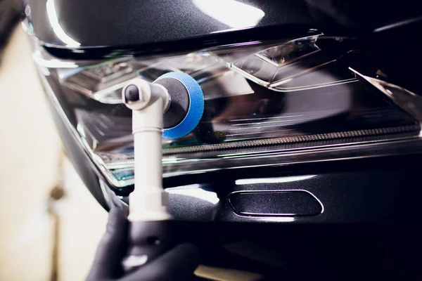 Araba Perdah holding balmumu işçisi eller Lehçe ve Lehçe araba ayrıntılı veya valeting kavramı açık beyaz otomatik far