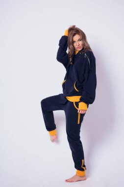 Sevimli siyah pijama giymiş uykulu genç kadın. Güzel kız izole üzerinde beyaz arka plan esneme