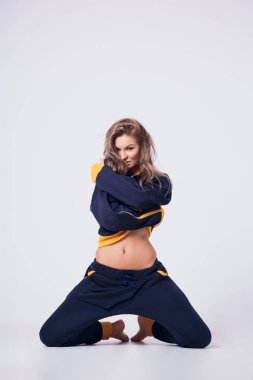 Sevimli siyah pijama giymiş uykulu genç kadın. Güzel kız izole üzerinde beyaz arka plan esneme.