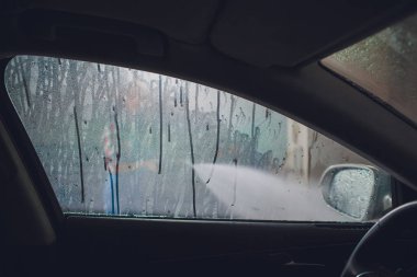 Çekici kadın self servis, yıkama otomobil el ile araba yıkama köpük ile temizlik su baskı. Self servis istasyonu her bakıldığında yüksek basınç blaster pencere yıkama arabaya arabanın içinden