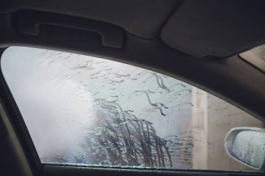 Çekici kadın self servis, yıkama otomobil el ile araba yıkama köpük ile temizlik su baskı. Self servis istasyonu her bakıldığında yüksek basınç blaster pencere yıkama arabaya arabanın içinden