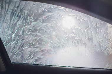 Çekici kadın self servis, yıkama otomobil el ile araba yıkama köpük ile temizlik su baskı. Self servis istasyonu her bakıldığında yüksek basınç blaster pencere yıkama arabaya arabanın içinden