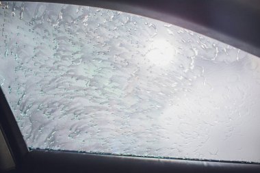 Çekici kadın self servis, yıkama otomobil el ile araba yıkama köpük ile temizlik su baskı. Self servis istasyonu her bakıldığında yüksek basınç blaster pencere yıkama arabaya arabanın içinden