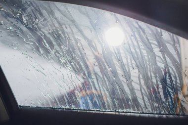 Çekici kadın self servis, yıkama otomobil el ile araba yıkama köpük ile temizlik su baskı. Self servis istasyonu her bakıldığında yüksek basınç blaster pencere yıkama arabaya arabanın içinden