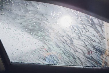 Çekici kadın self servis, yıkama otomobil el ile araba yıkama köpük ile temizlik su baskı. Self servis istasyonu her bakıldığında yüksek basınç blaster pencere yıkama arabaya arabanın içinden