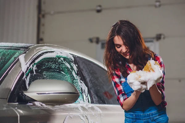 Lavado de coches al aire libre con esponja amarilla. Hermosa chica lava coche —  Fotos de Stock