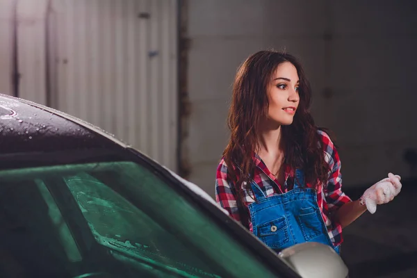 Lavado de coches al aire libre con esponja amarilla. Hermosa chica lava coche — Foto de Stock