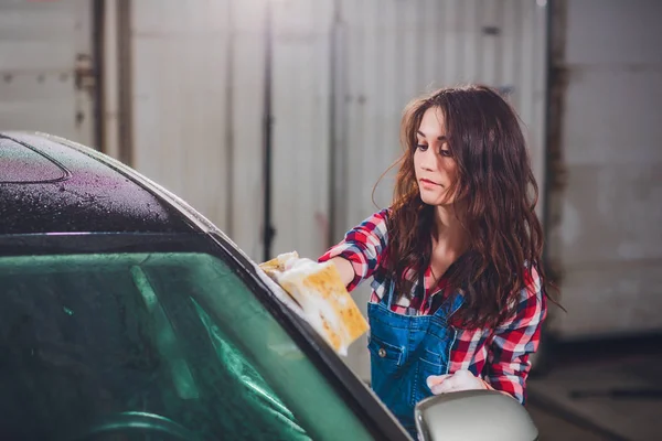 Sarı sünger ile açık oto yıkama. Güzel kız araba yıkar — Stok fotoğraf