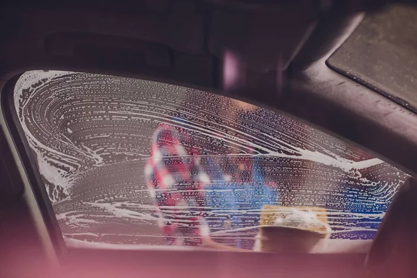 Elemi lány mosás autó ablak nézett-ból autó belsejében — Stock Fotó