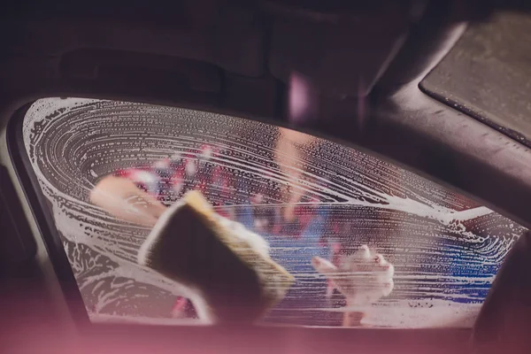 Элементарная девушка стиральная машина окно просматривается изнутри автомобиля — стоковое фото