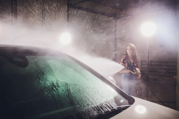 Atrakcyjna kobieta mycie samochodów samochód ręczne mycie samoobsługi, czyszczenie pianą, pod presją wody. Koncepcja opieka transportu. Mycie samochodu w własnej stacji paliw z wysokim ciśnieniem blaster — Zdjęcie stockowe