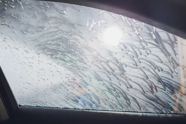 Çekici kadın self servis, yıkama otomobil el ile araba yıkama köpük ile temizlik su baskı. Self servis istasyonu her bakıldığında yüksek basınç blaster pencere yıkama arabaya arabanın içinden