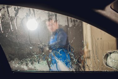 self servis, yıkama el araba otomobil yıkama adam köpük ile temizlik su baskı. Ulaşım bakım kavramı. Self servis istasyonunda yüksek basınç blaster ile araba yıkama