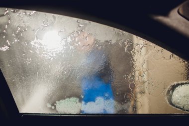 self servis, yıkama otomobil el ile araba yıkama adam köpük ile temizlik su baskı. Self servis istasyonu her bakıldığında yüksek basınç blaster pencere yıkama arabaya arabanın içinden