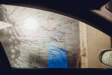 self servis, yıkama otomobil el ile araba yıkama adam köpük ile temizlik su baskı. Self servis istasyonu her bakıldığında yüksek basınç blaster pencere yıkama arabaya arabanın içinden