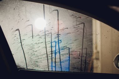 self servis, yıkama otomobil el ile araba yıkama adam köpük ile temizlik su baskı. Self servis istasyonu her bakıldığında yüksek basınç blaster pencere yıkama arabaya arabanın içinden