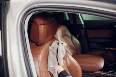 Araba iç detaylandırma ve kavram valeting temizlik oto servis personeli